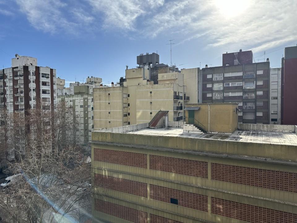 Departamento. 3 amb con dependencia. A la calle. Cochera cubierta. Macrocentro.