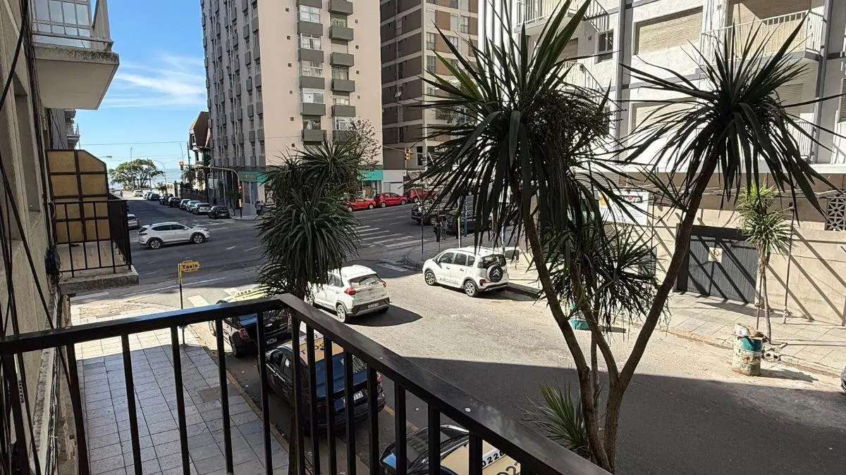 2 ambientes reciclado en esquina clásica. A metros del Mar y de la calle Güemes. 3