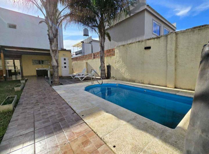 VENTA CASA 4 AMB, PILETA, 2 COCHERAS PASO DEL REY 2