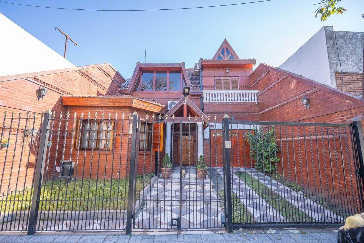 Venta Casa 4 Amb, Moron, c/cochera, Pileta, Exc.Ub