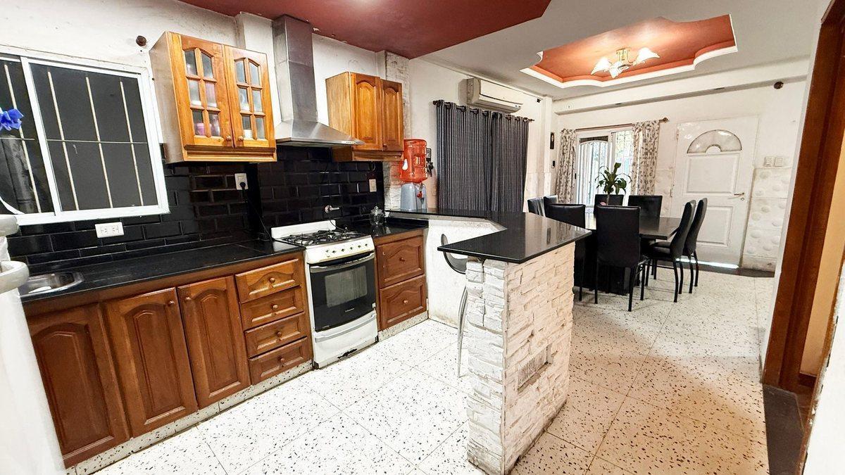 Foto de VENTA CASA 4 AMB. C/ PILETA Y QUINCHO I. CASANOVA, imagen 3