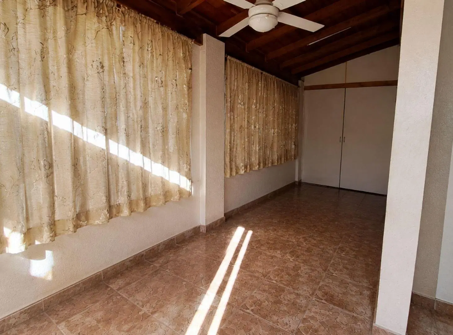 VENTA CASA 6 AMB MULTIFAMILIAR, GARAGE, V. BOSCH 3