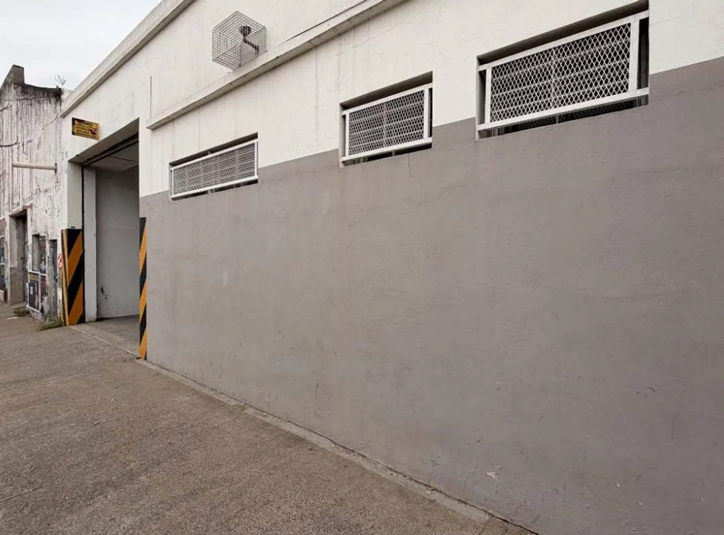 Alquiler depósito c/ oficinas Racks MORON 4