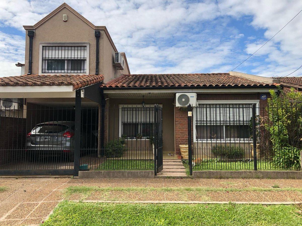 VENTA CASA 4 AMBIENTES EN BARRIO AERONÁUTICO