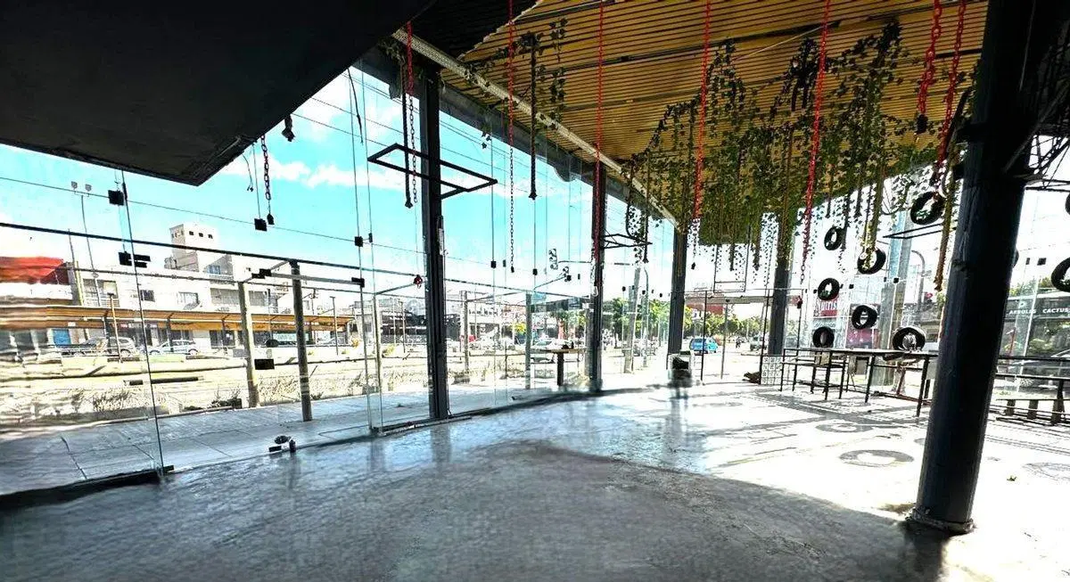 ALQUILER DE LOCAL COMERCIAL VIDRIADO EN HAEDO 2