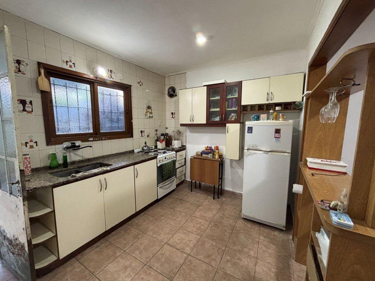 VENTA CASA 3AMB + DEPTO 2 AMB CASEROS APTO CREDITO