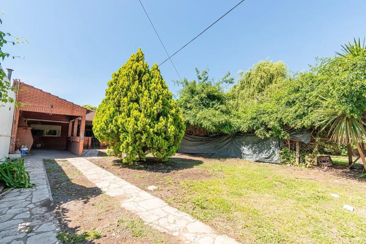 VENTA CASA 3 AMB. JARDIN, COCHERA . MONTE GRANDE 3