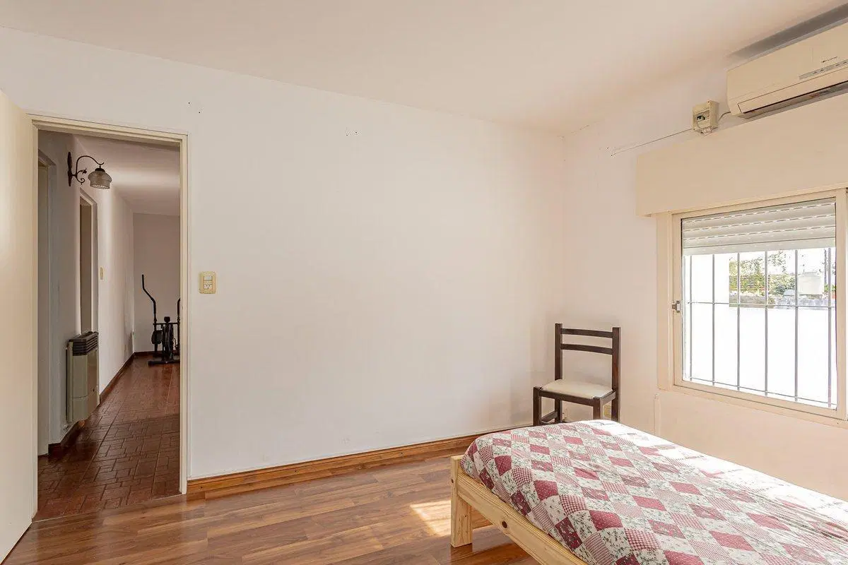 VENTA SOLIDA CASA CASTELAR 4 AMB  300M DE ESTACION 5