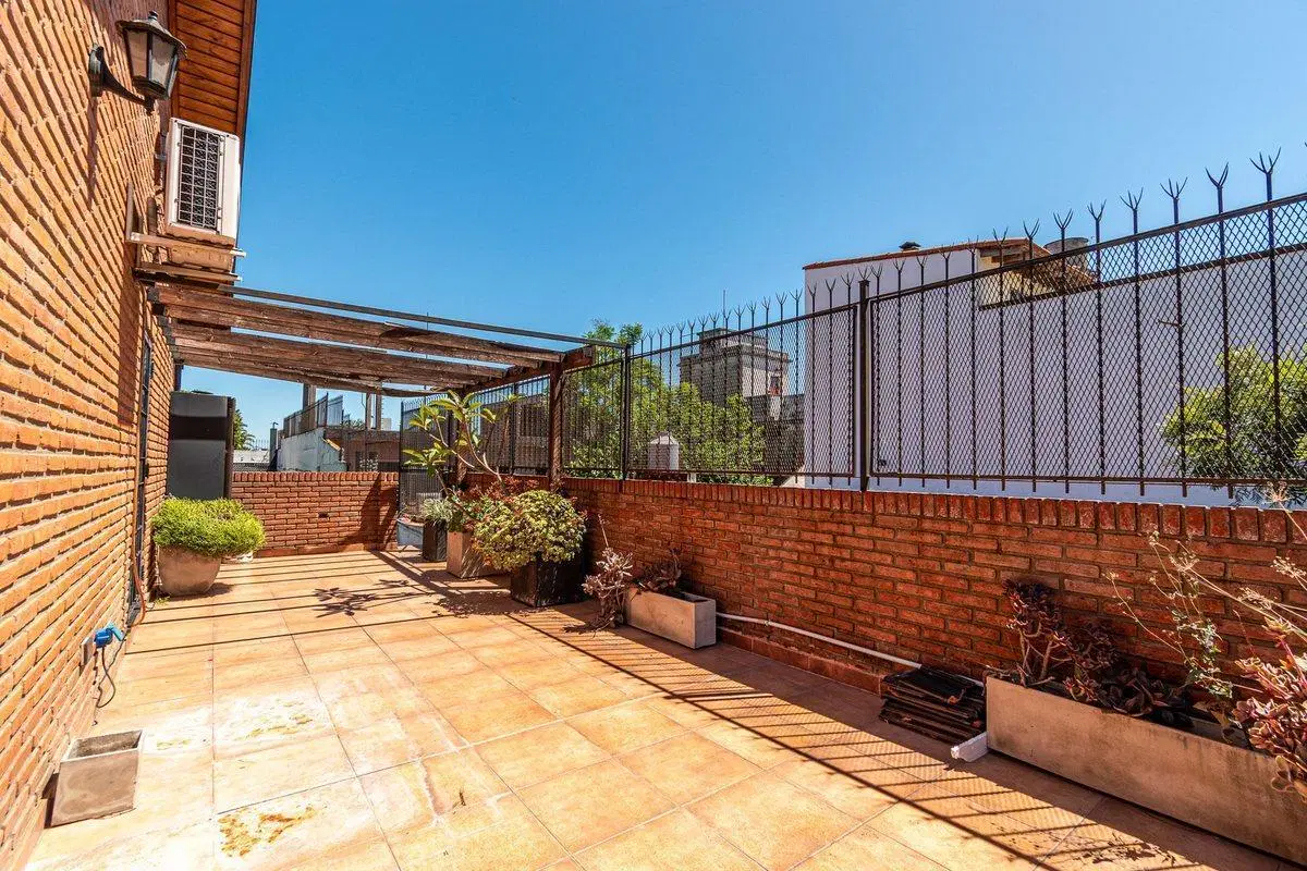 VENTA CASA 4 AMB. JARDIN, PILETA, QUINCHO- MORON 2