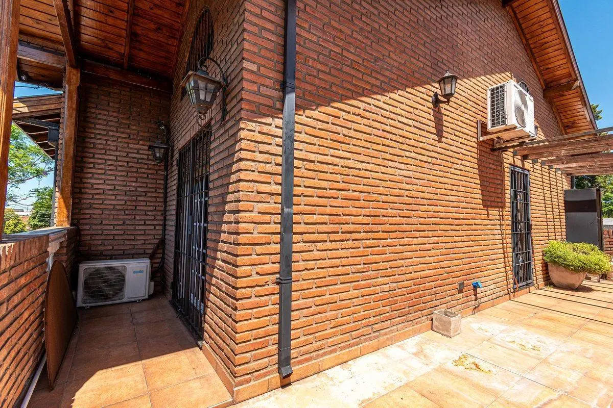 VENTA CASA 4 AMB. JARDIN, PILETA, QUINCHO- MORON 4
