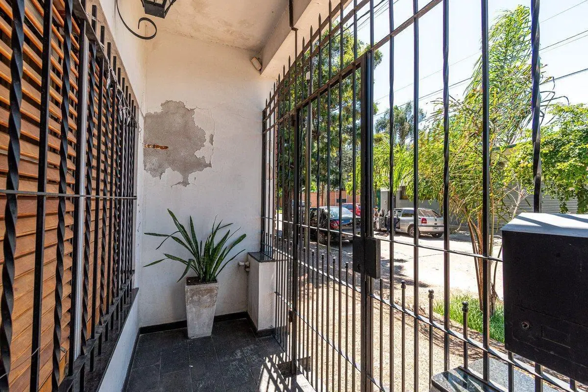 VENTA CASA 4 AMB. JARDIN, PILETA, QUINCHO- MORON 5