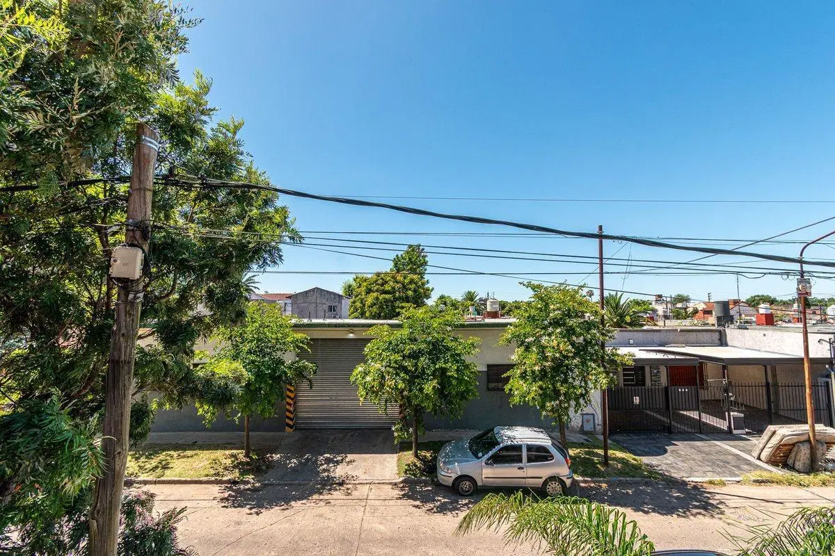 VENTA CASA 4 AMB. JARDIN, PILETA, QUINCHO- MORON 5
