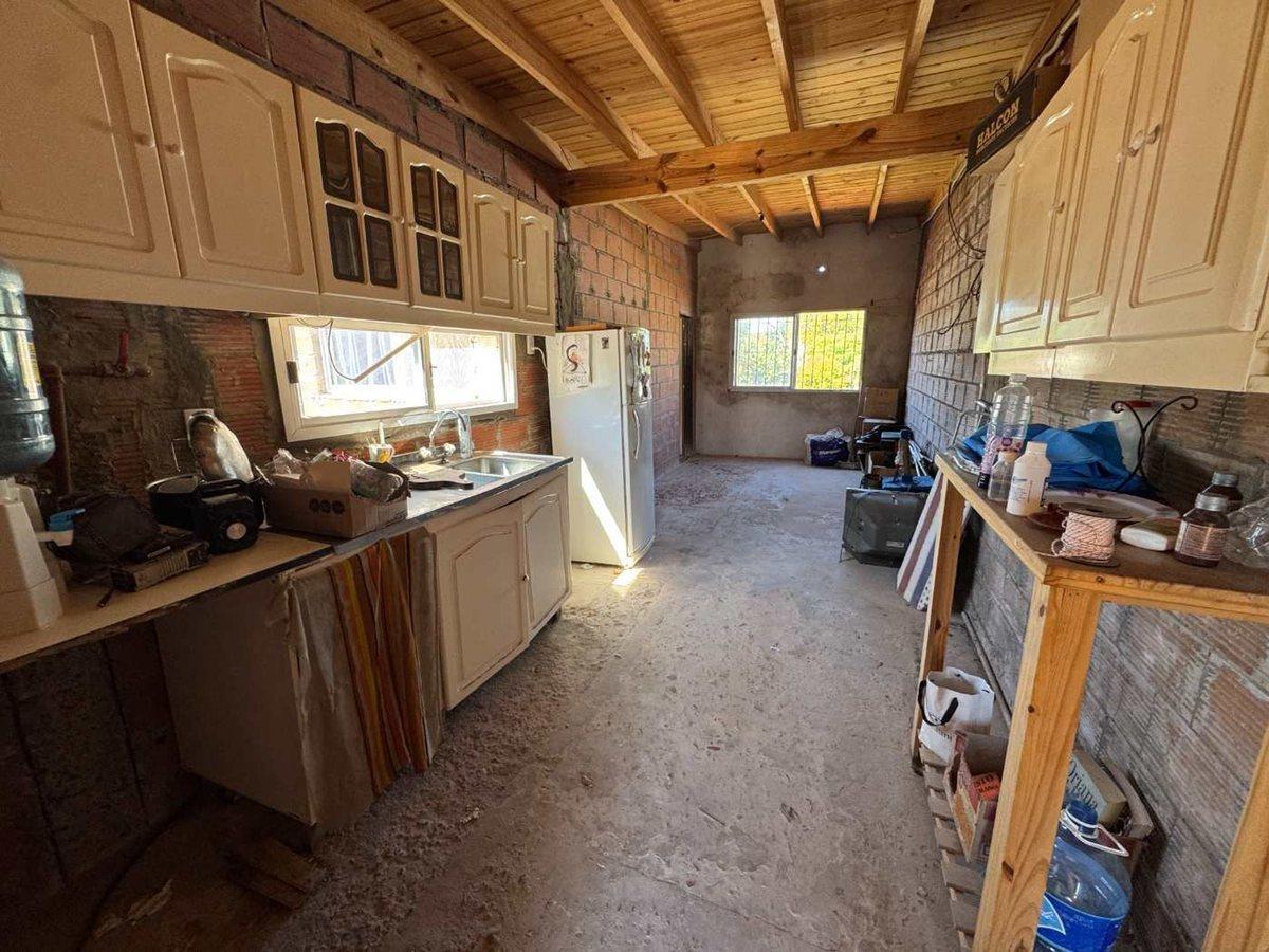 Foto de VENTA CASA 5 AMBIENTES + DEPTO 2 AMB EN ITUZAINGO, imagen 2