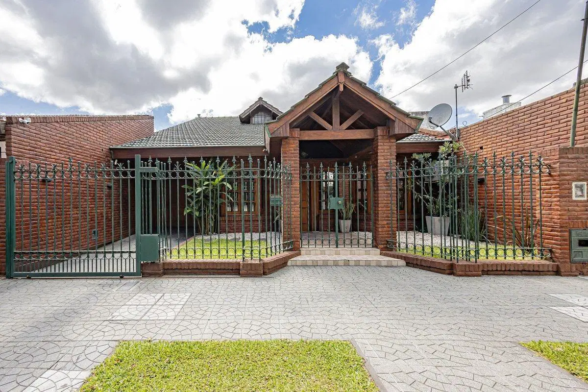 CASA 5 AMB CON PARQUE Y PILETA MERLO APTO CREDITO 5