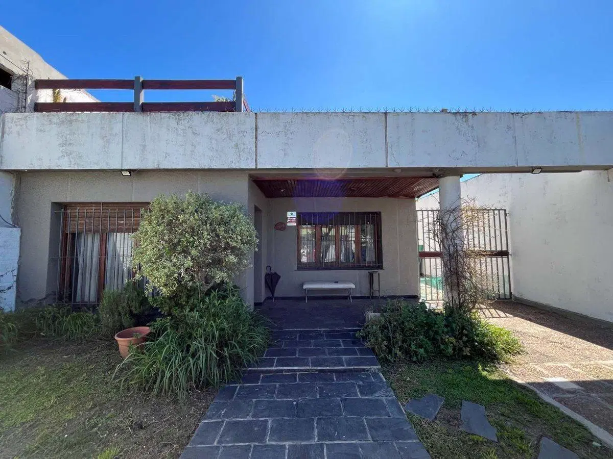 VENTA CASA 6 AMBIENTES PATIO Y COCHERA ITUZAINGO 5