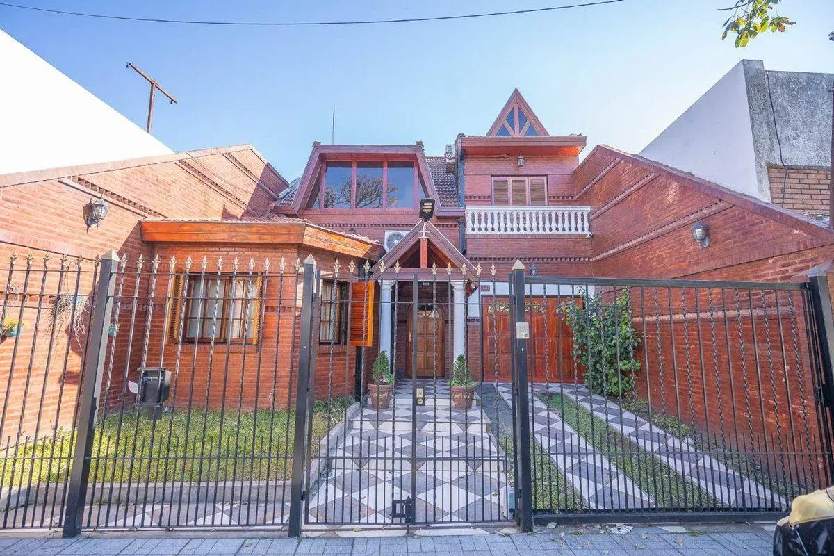 Venta Casa 4 Amb, Moron, c/cochera, Pileta, Exc.Ub 4