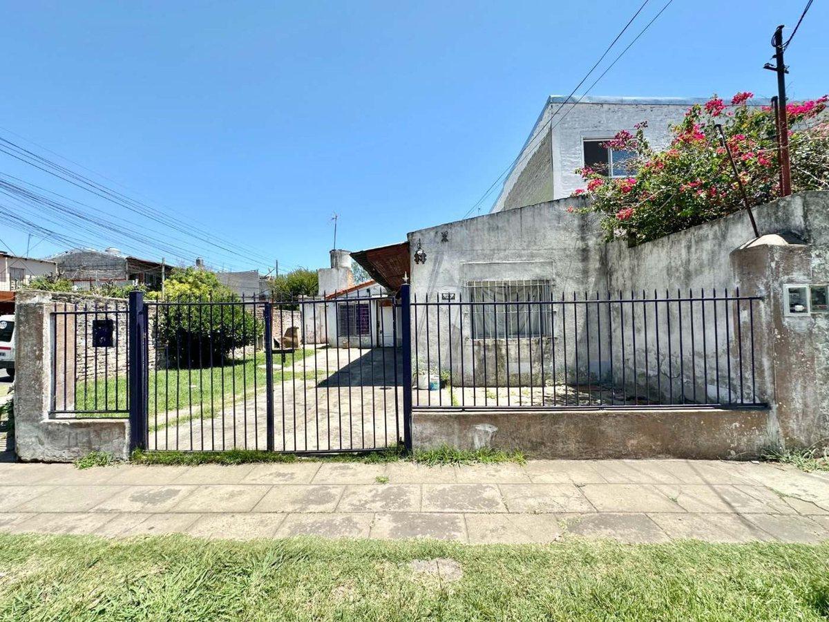 VENTA CASA 3 AMB + 2 AMB- A RECICLAR - W. MORRIS