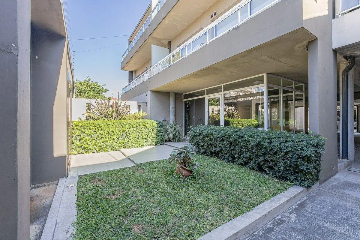 Depto 2 ambientes V Sarmiento  con cochera privada 8