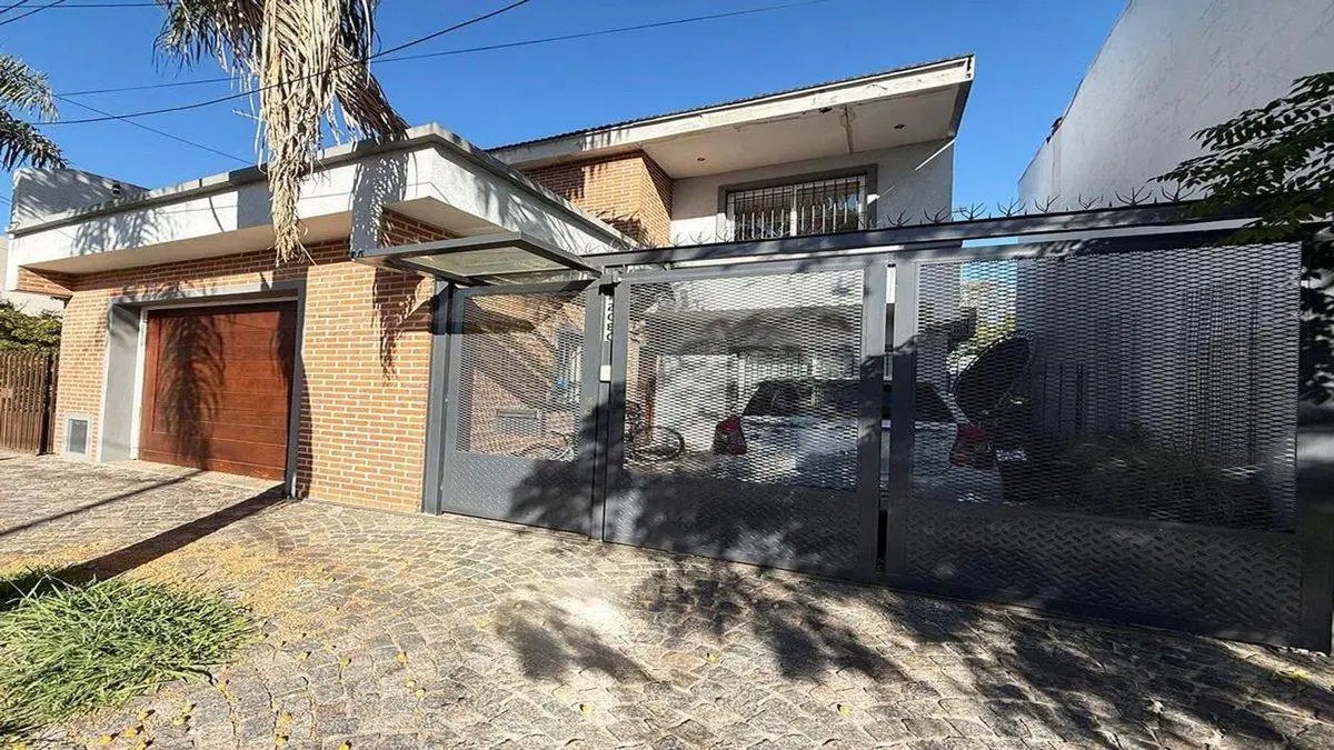 VENTA CASA 4 AMB EN CASTELAR CON QUINCHO Y PILETA 2