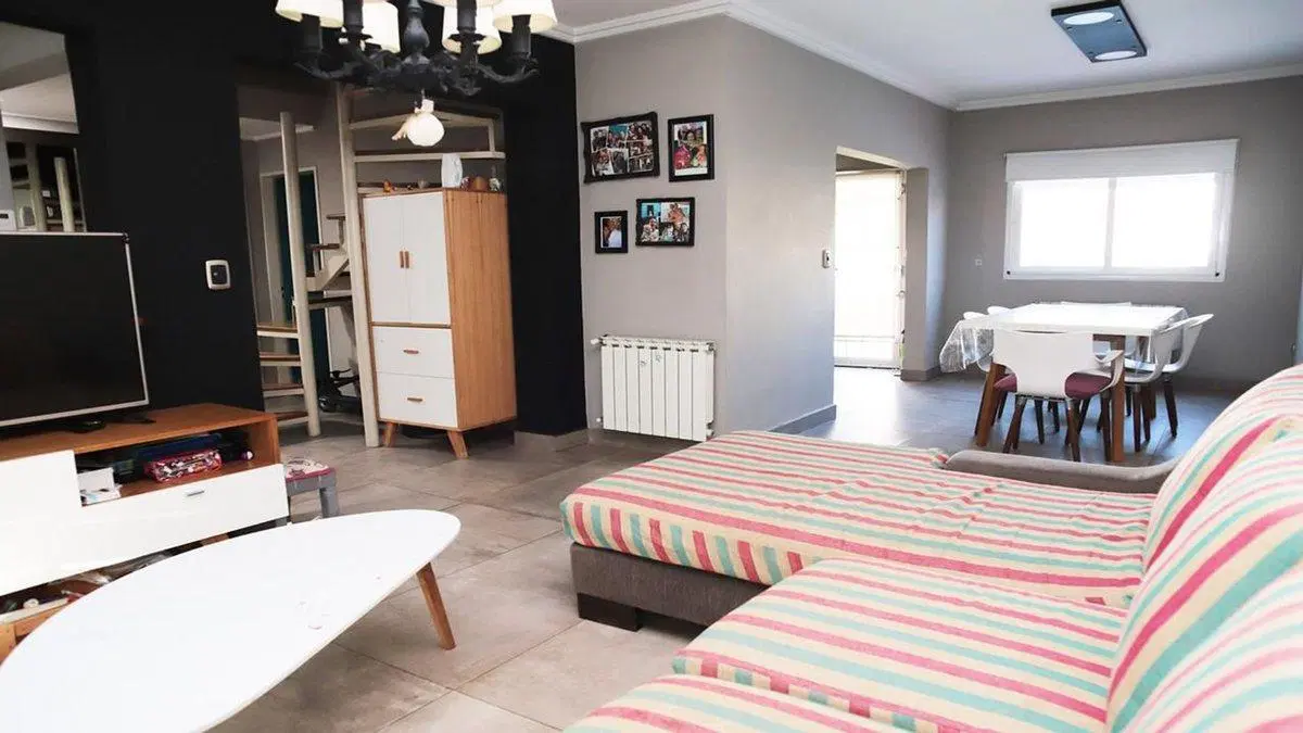 VENTA CASA 4 AMB EN CASTELAR CON QUINCHO Y PILETA 5