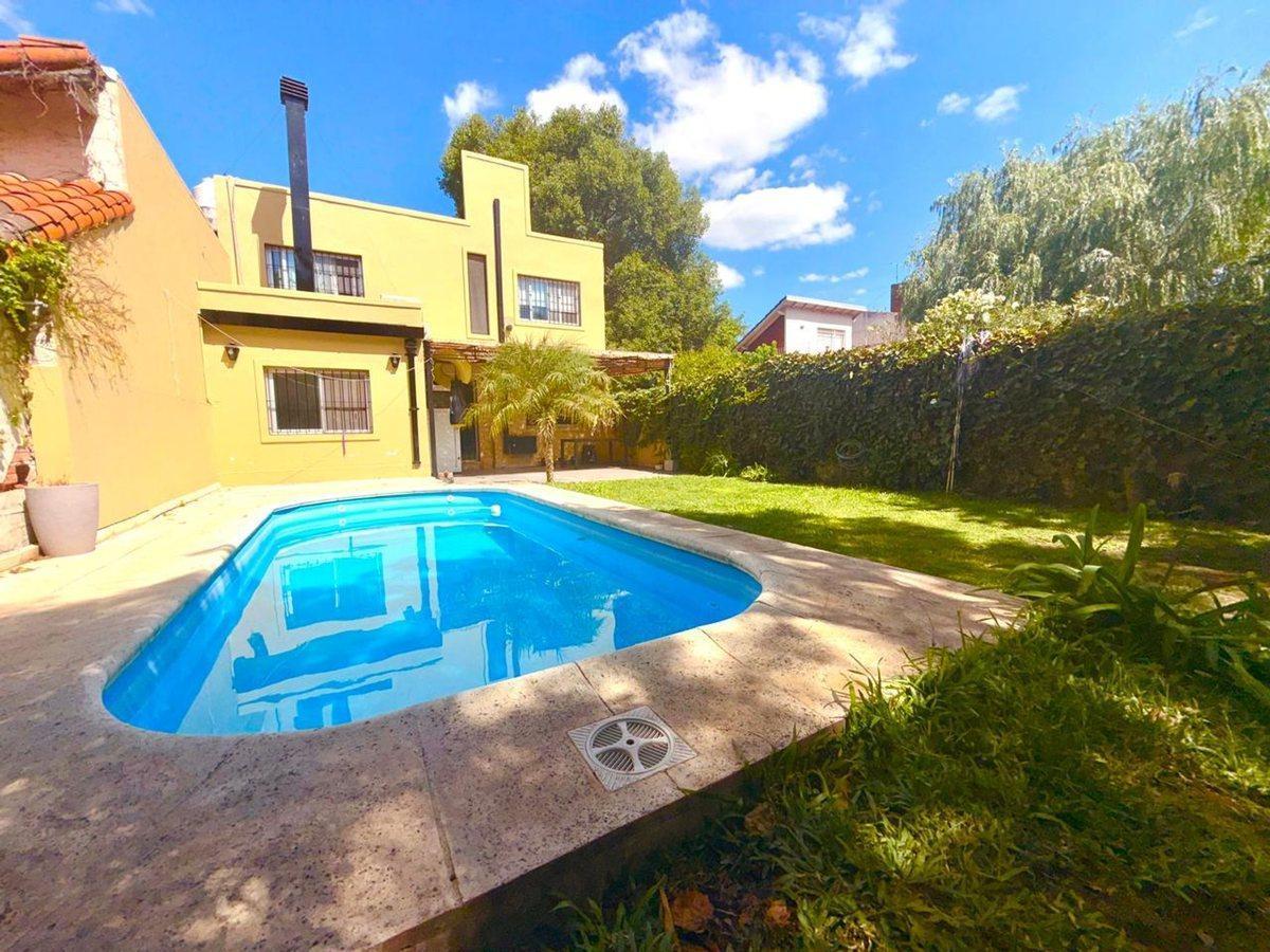 VENTA CASA 5 AMB. C/ PILETA EN ITUZAINGO CENTRO