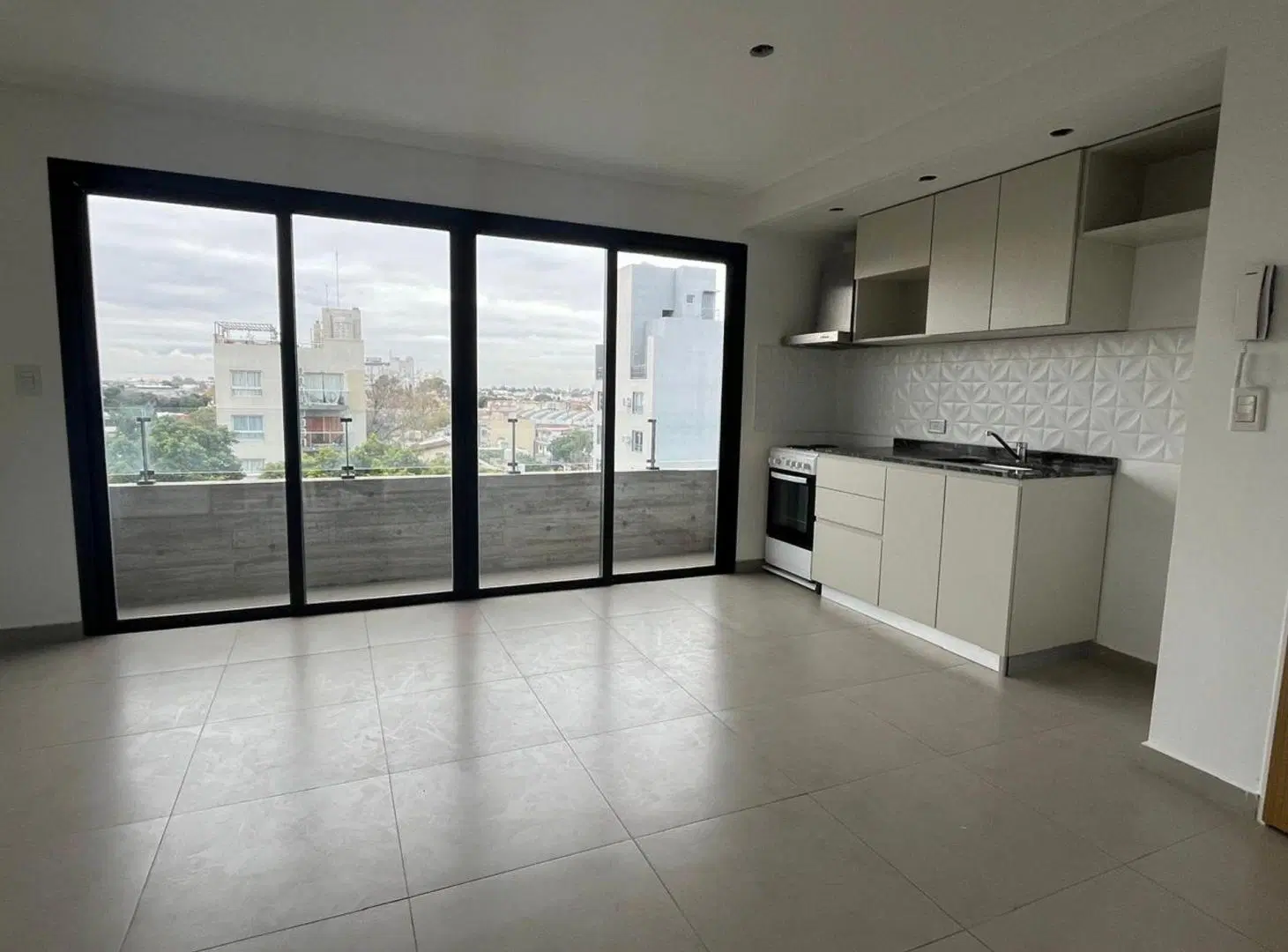 ALQUILER MONOAMBIENTE CON BALCON MORON 2