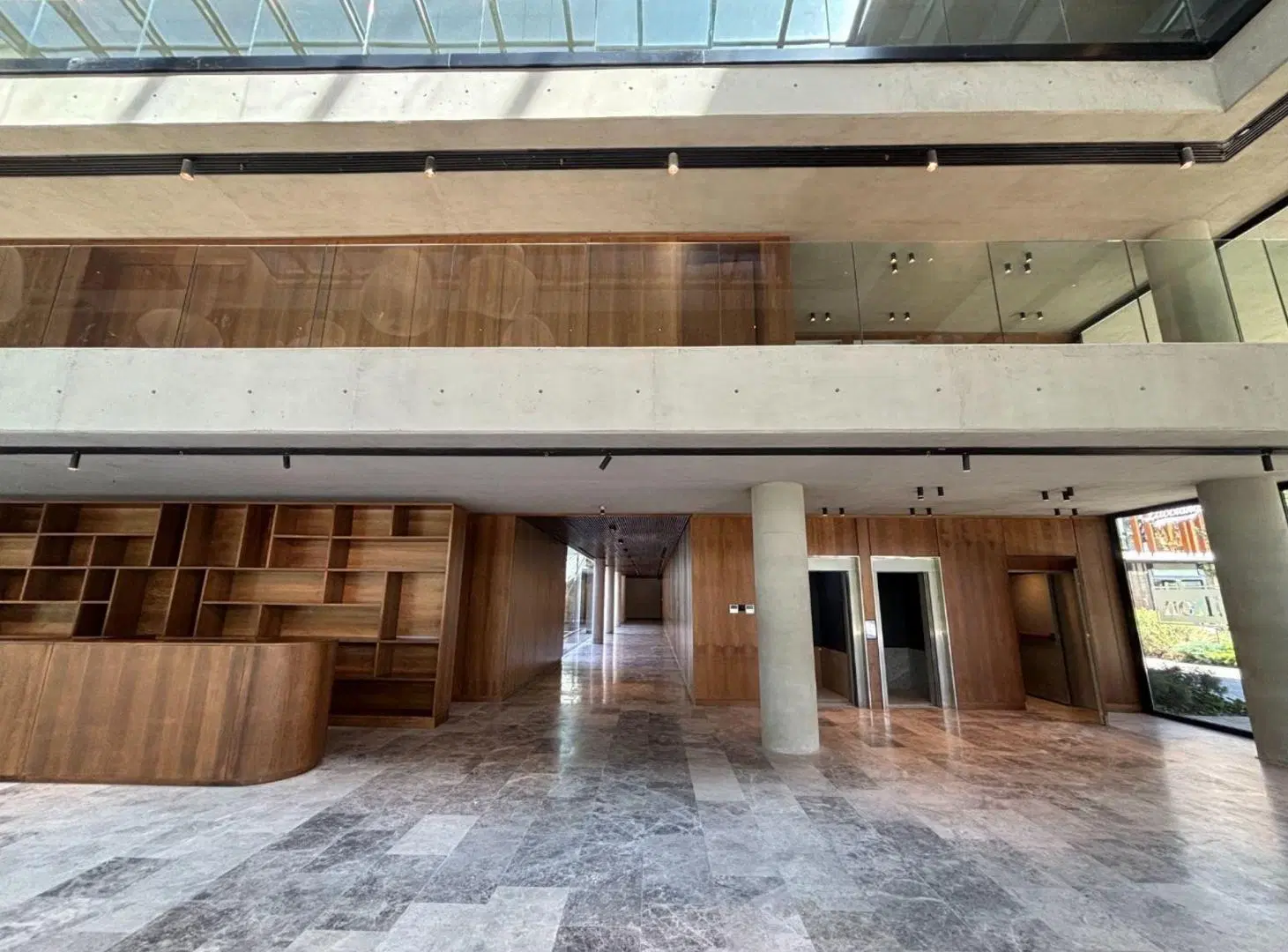VENTA OFICINA PREMIUM HILTON THAYS PARQUE LELOIR 4