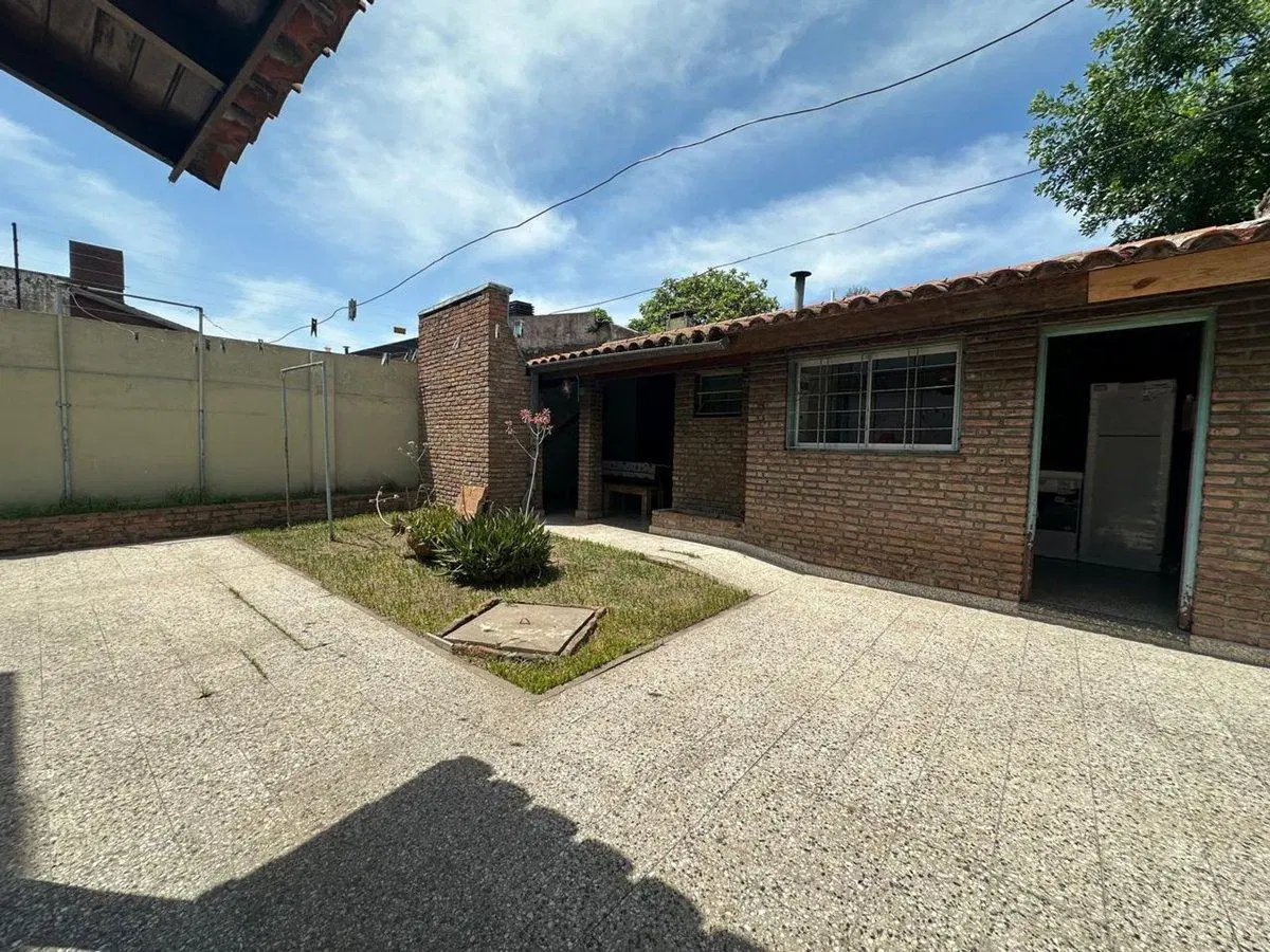 VENTA CASA 5 AMBIENTES /QUINCHO EN VILLA TESEI 2