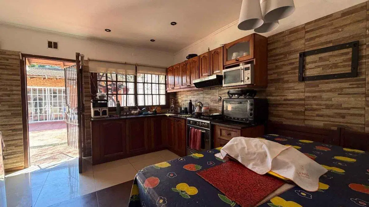 VENTA CASA MULTIFAMILIAR 4 AMB. C/PILETA Y QUINCHO 2