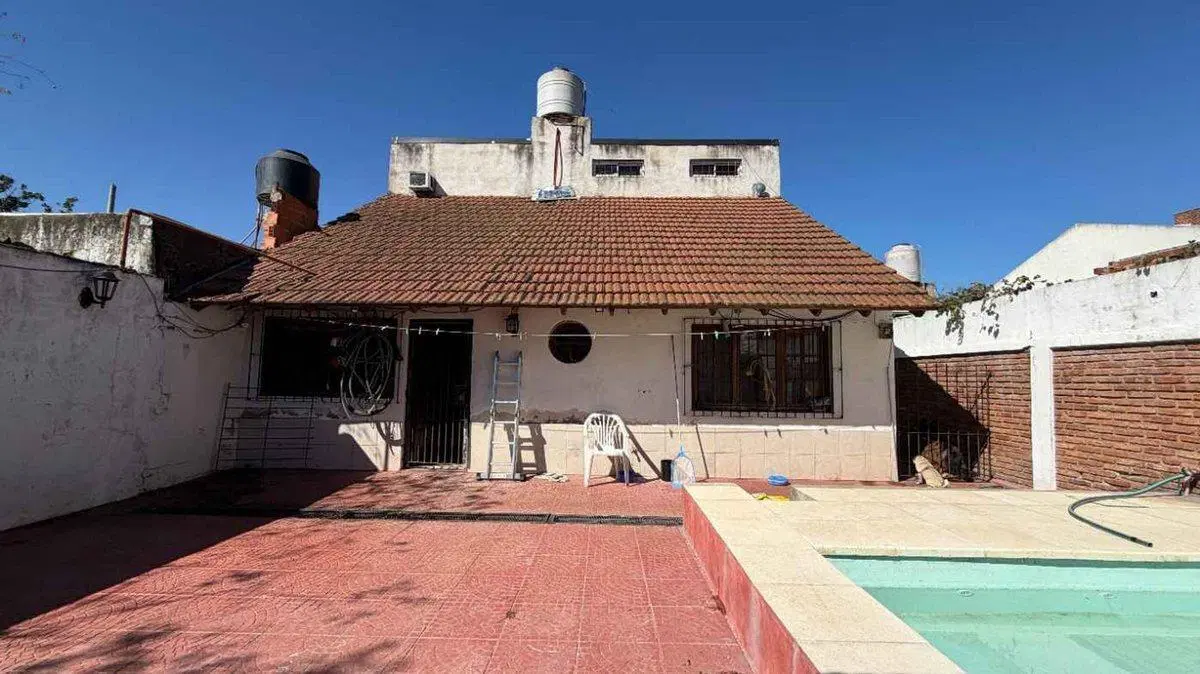 VENTA CASA MULTIFAMILIAR 4 AMB. C/PILETA Y QUINCHO 5