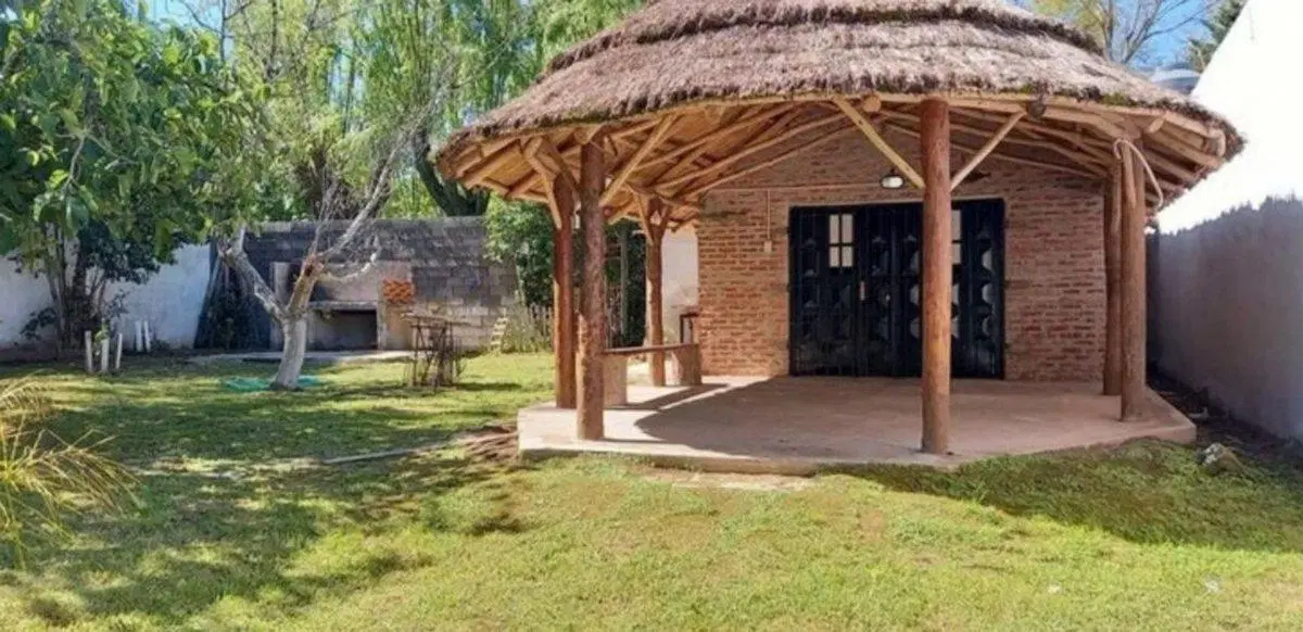 VENTA QUINTA CON PILETA Y AMPLIO JARDIN - 900m2 3