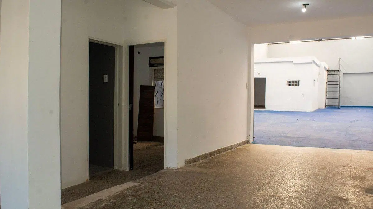 VENTA GALPON 295 m2 C/OFICINAS 95 M2, LA TABLADA 4