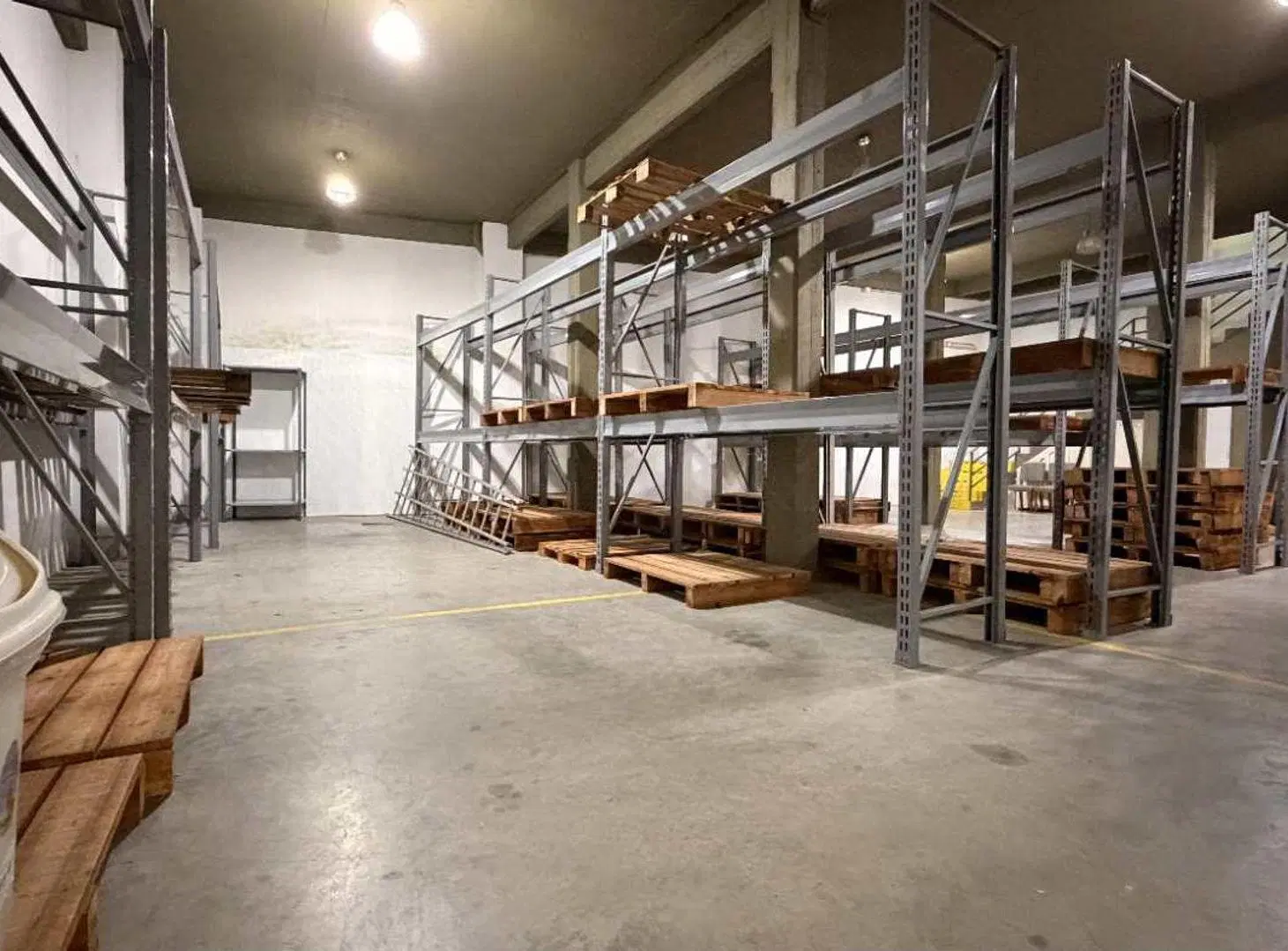 Alquiler depósito c/ oficinas Racks MORON 4