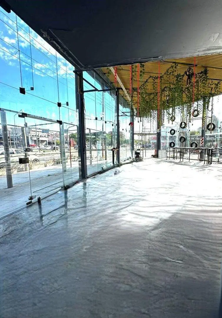 ALQUILER DE LOCAL COMERCIAL VIDRIADO EN HAEDO 5