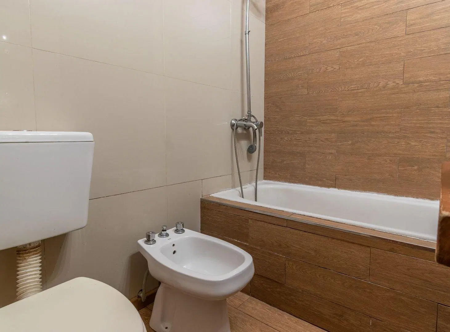 VENTA CASA 3 AMB. CON PILETA EN HAEDO 4