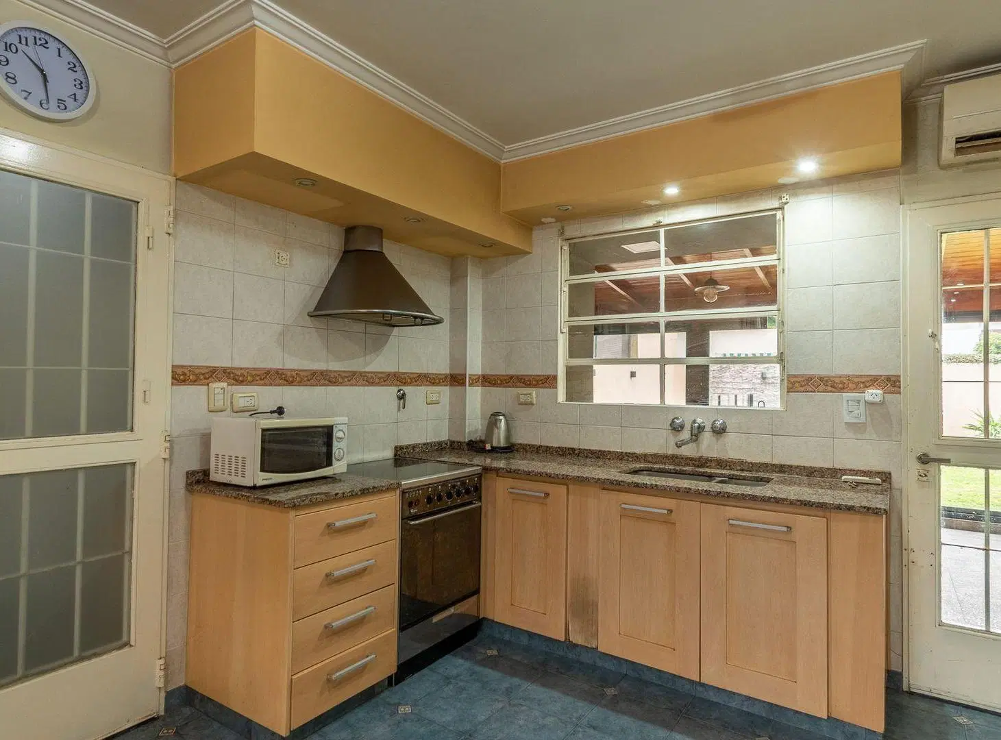 VENTA CASA 3 AMB. CON PILETA EN HAEDO 8