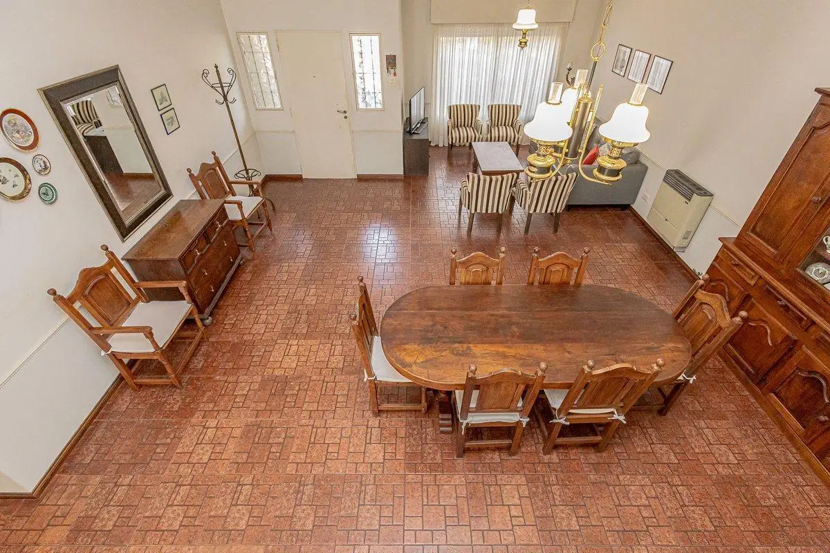 VENTA SOLIDA CASA CASTELAR 4 AMB  300M DE ESTACION 4