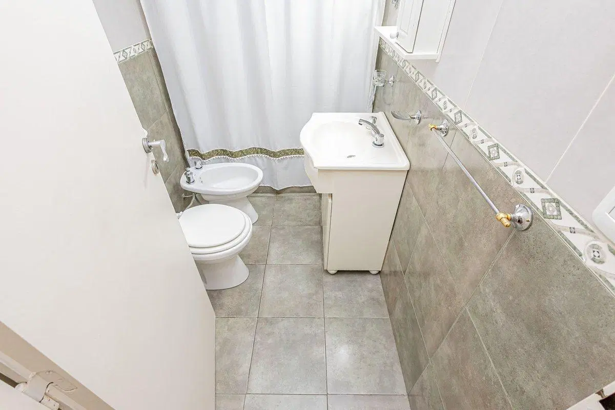 VENTA SOLIDA CASA CASTELAR 4 AMB  300M DE ESTACION 5