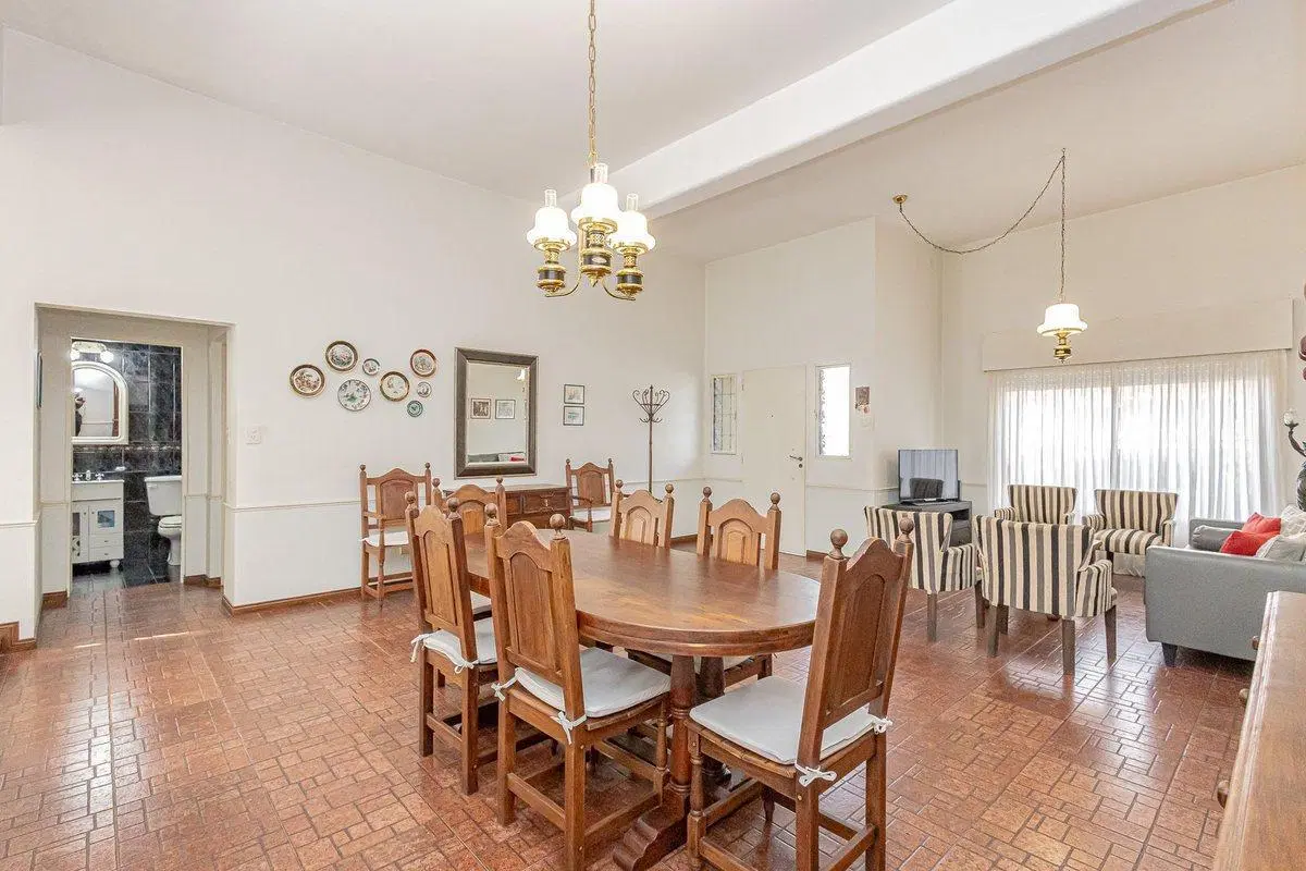 VENTA SOLIDA CASA CASTELAR 4 AMB  300M DE ESTACION 2