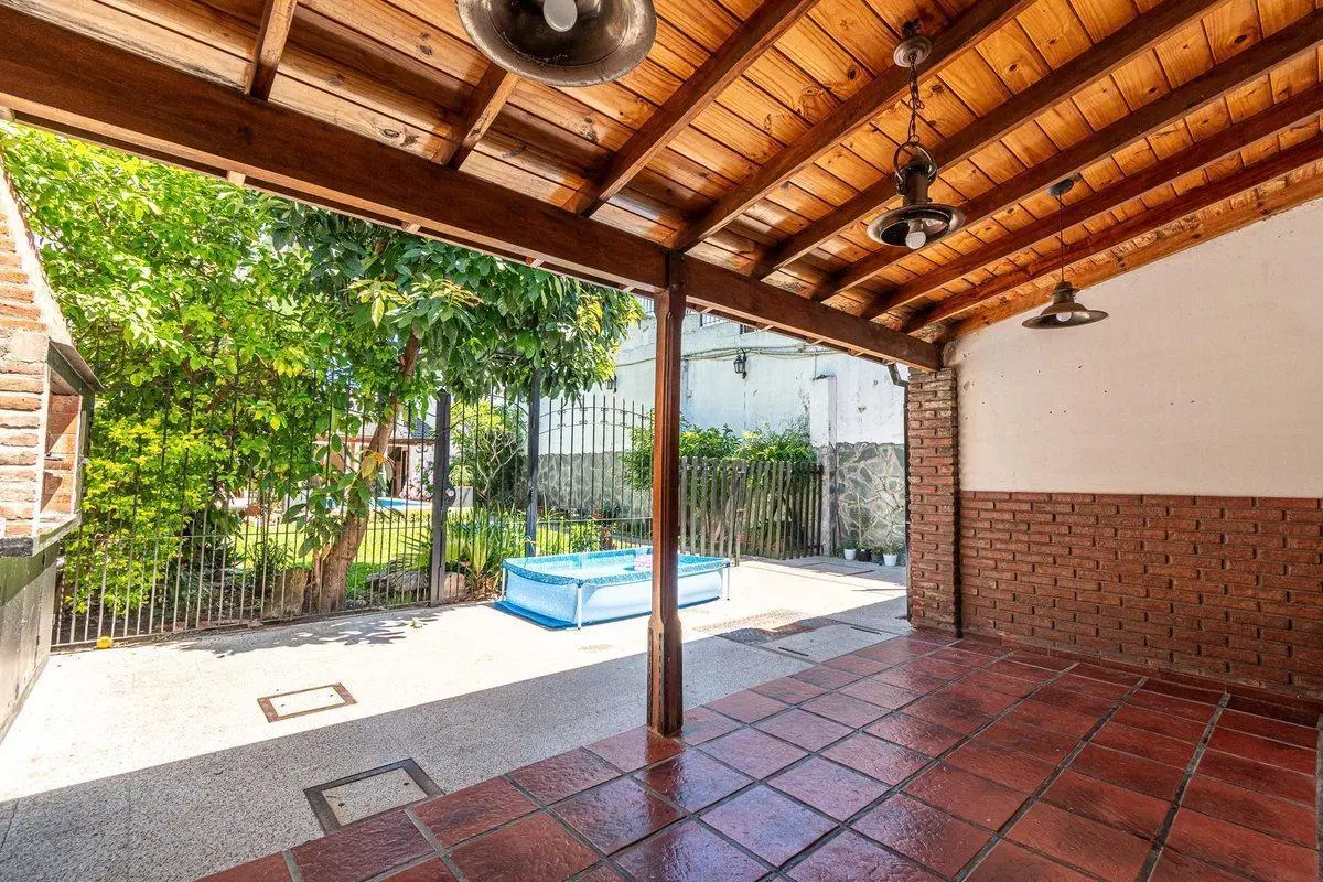 VENTA CASA 4 AMB. JARDIN, PILETA, QUINCHO- MORON 5