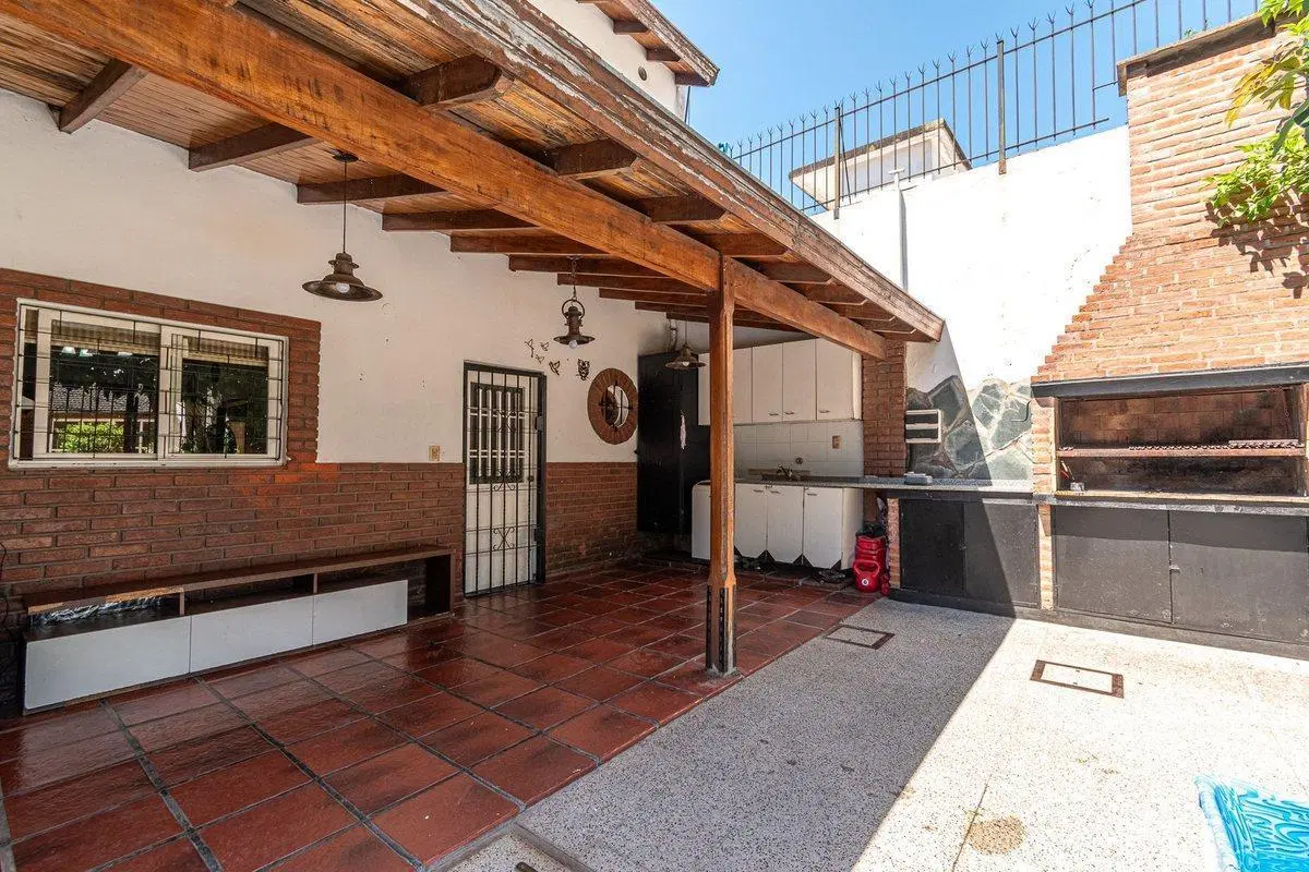 VENTA CASA 4 AMB. JARDIN, PILETA, QUINCHO- MORON 3