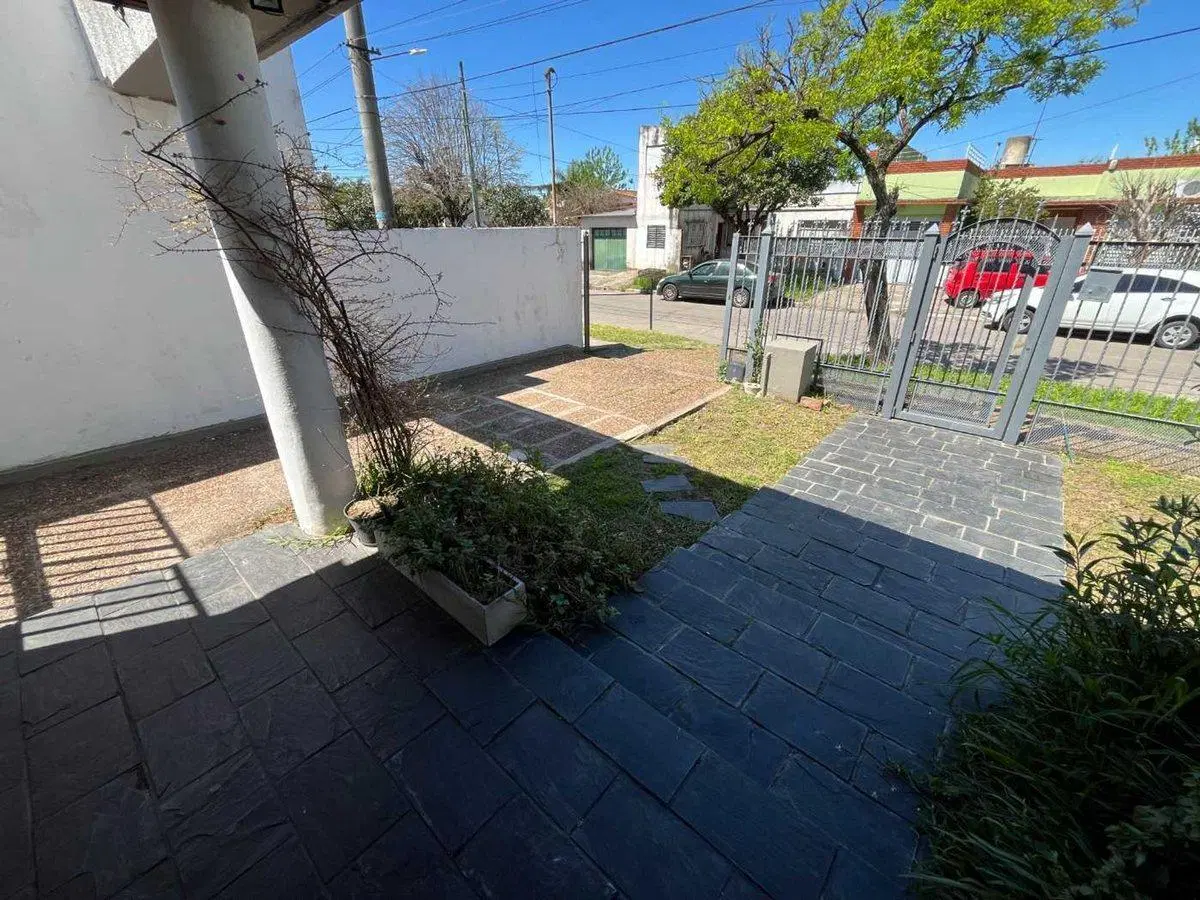 VENTA CASA 6 AMBIENTES PATIO Y COCHERA ITUZAINGO 5