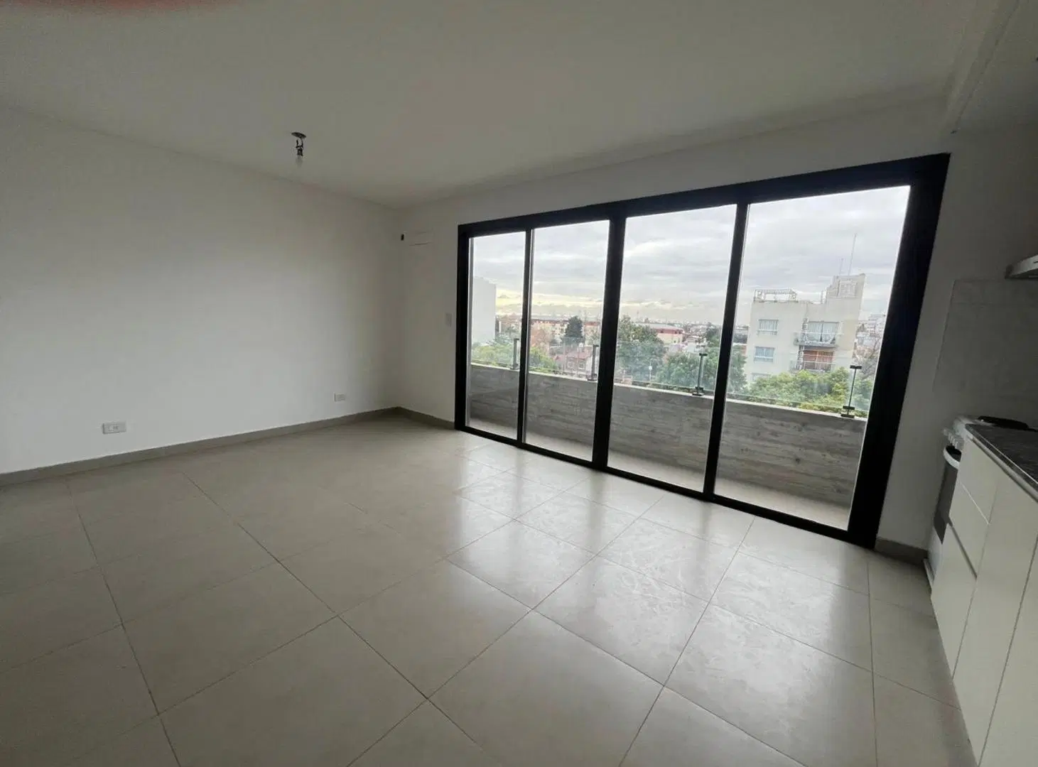 ALQUILER MONOAMBIENTE CON BALCON MORON 4