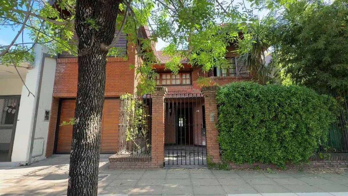 Casa mas lote lindero en venta. Hurlingham 2