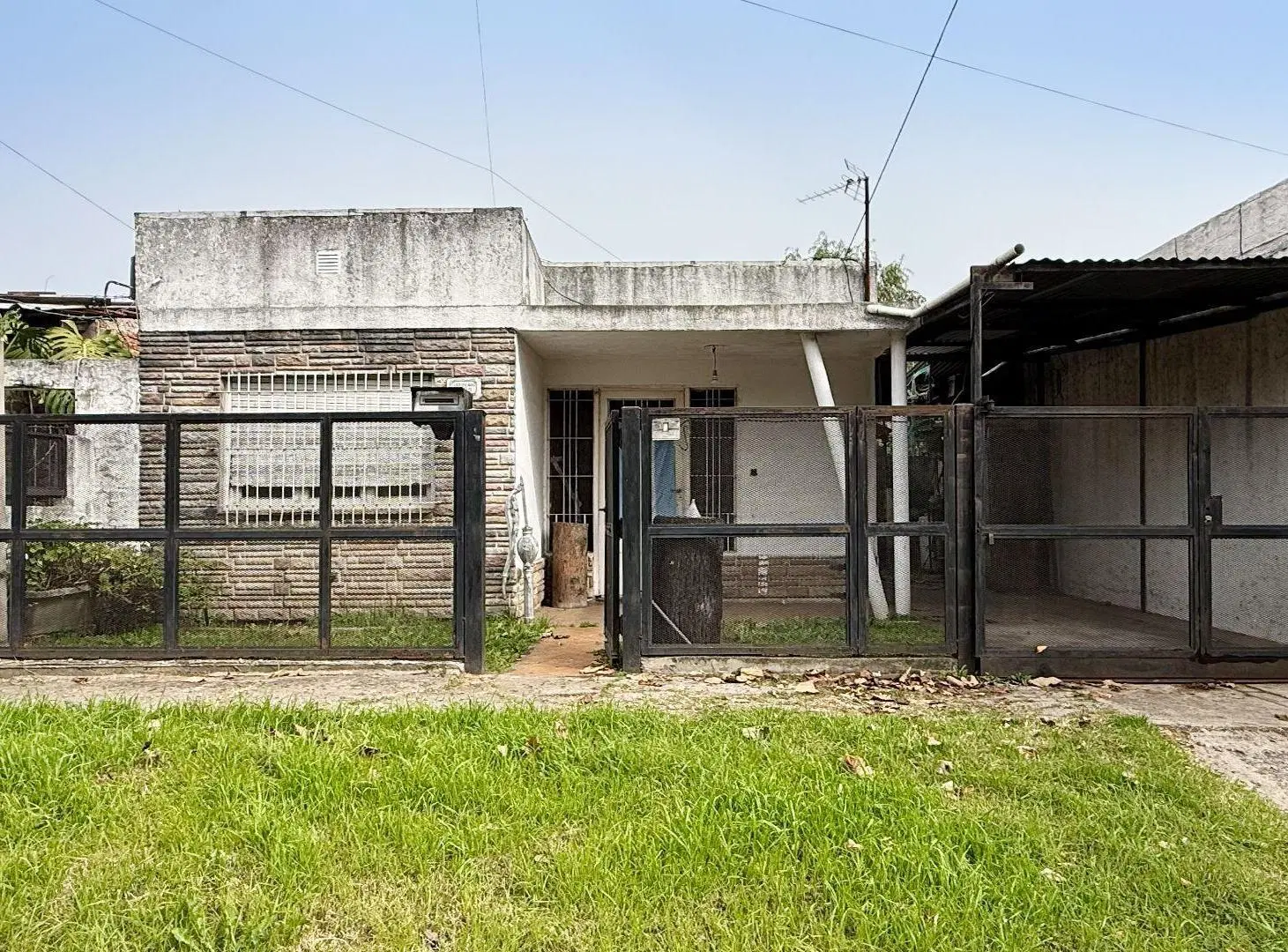 VENTA CASA EN HURLINGHAM + DOS DEPARTAMENTOS 2