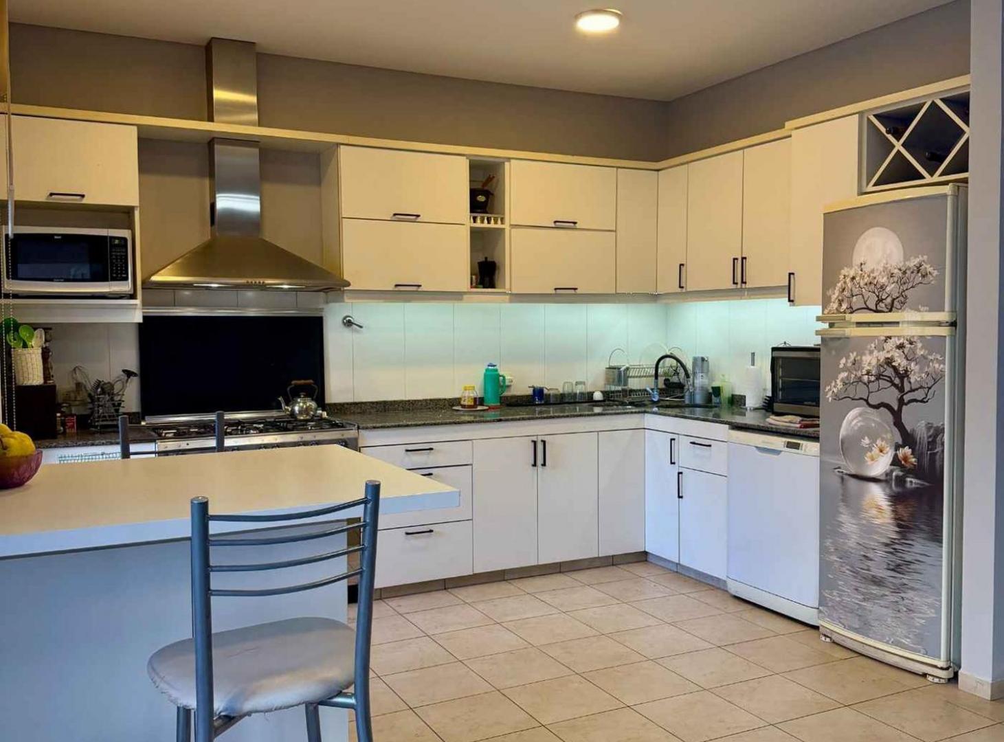 Foto de VENTA CASA 4 AMBIENTES c/COCHERA - PARQUE- QUINCHO, imagen 2