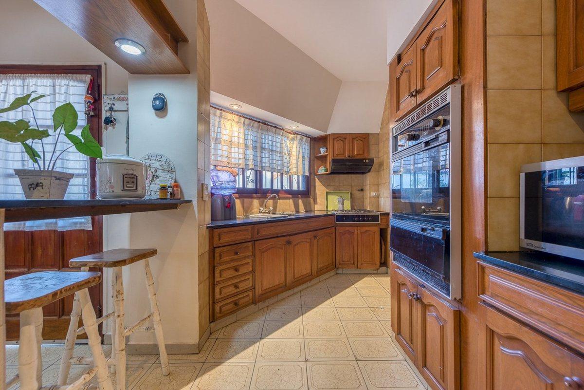 Foto de Venta Casa 4 Amb, Hurlingham. c/piscina, Cochera, imagen 2
