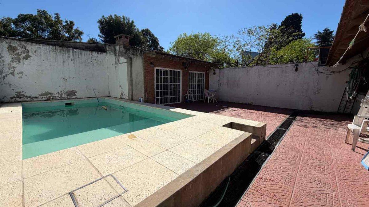 Foto de VENTA CASA MULTIFAMILIAR 4 AMB. C/PILETA Y QUINCHO, imagen 2