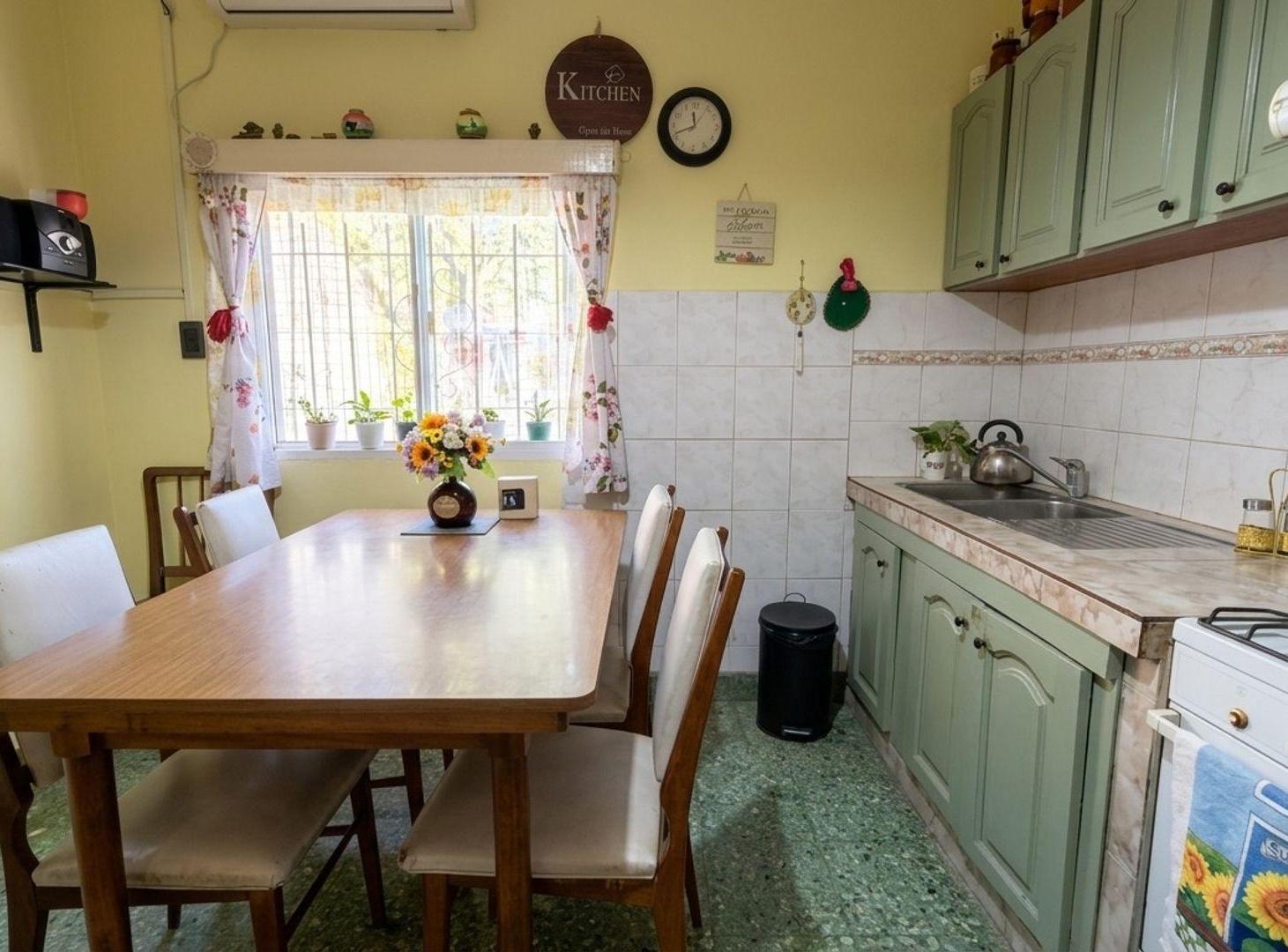 Foto de VENTA CASA 4AMB+LOCAL COMERCIAL/PILETA VILLA TESEI, imagen 3