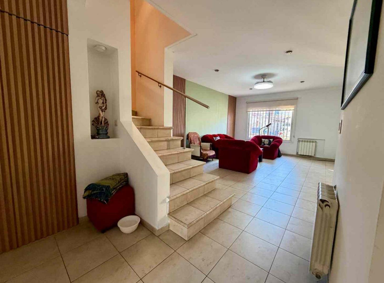 Foto de VENTA CASA 4 AMBIENTES c/COCHERA - PARQUE- QUINCHO, imagen 2